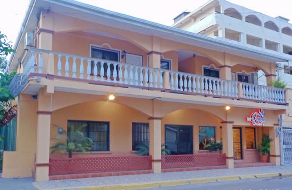 Uw Oasis Hotel La Ceiba Exterior photo